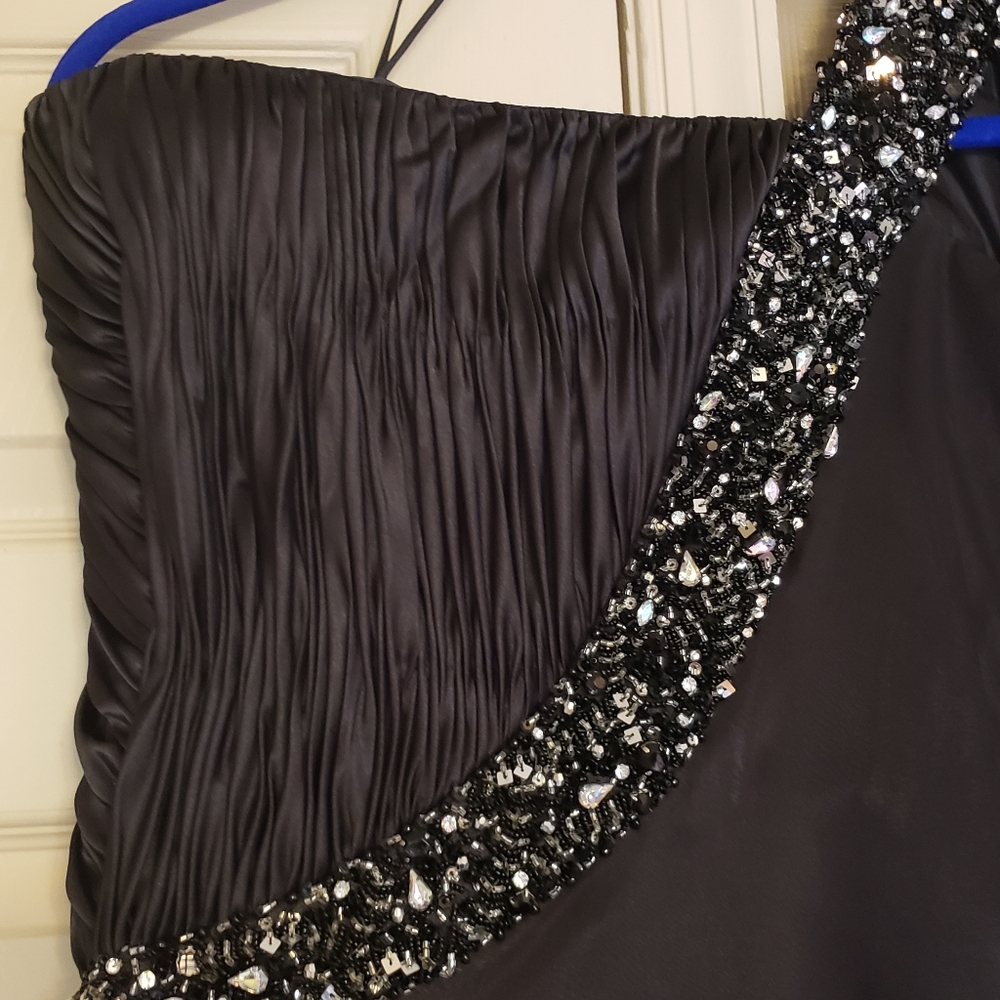 Elegant Black Designer Evening Dress - Picture 4 of 9
